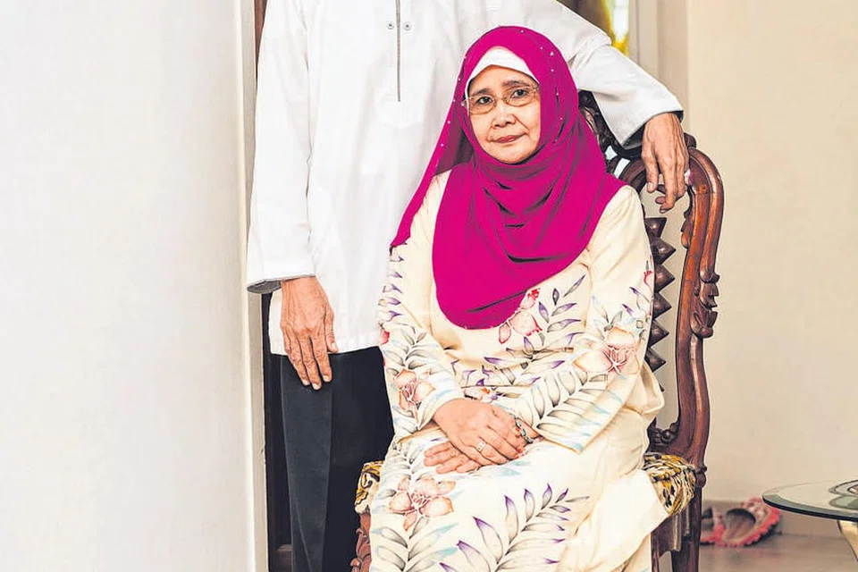 BERSYUKUR: Encik Talib, bersama isterinya, Cik Samsirah, bersyukur mendapat bantuan zakat daripada Muis. - Foto ihsan TALIB SALLEH