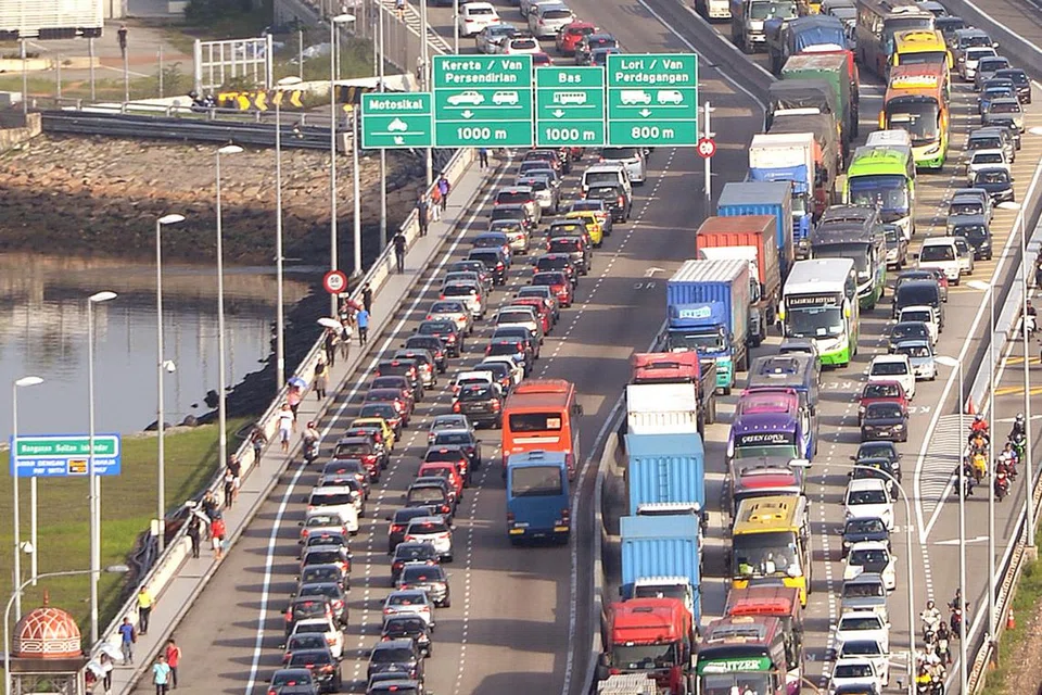 LANGKAH BARU: Malaysia juga memperkenalkan satu langkah baru semalam yang memerlukan para pegawai imigresennya memeriksa sendiri semua kenderaan yang membawa beberapa penumpang. Ini bagi memastikan bilangan tersebut sama dengan bilangan pasport yang disampaikan kepada pihak imigresen. - Foto fail
