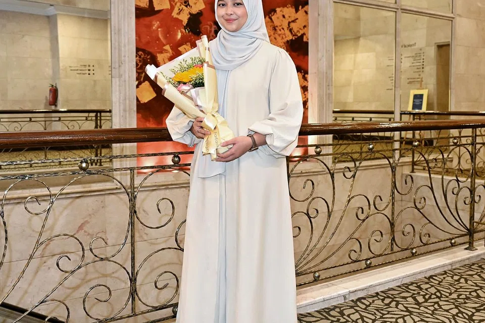 Cik Mardiah Zahrin dianugerahkan Biasiswa Perkhidmatan Social NCSS yang mengiktiraf pelajar teladan yang komited membawa perubahan positif dalam masyarakat.