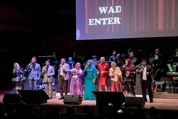 JALAN KENANGAN: Konsert Sukma Irama Layar Perak yang dijayakan (dari kiri) Nur Saliza Salleh, Elfee Ismail, R. Ismail, Rudy Djoharnaen, Siti Aminah Ismail (penerbit konsert), Datuk Yusni Hamid, Wahid Satay, Kamaliah Latiff, Siti Zahrah Mahmud dan Eddy Ali, memberi penghormatan kepada penyanyi latar dengan segmen khusus buat R. Ismail dan Momo Latiff. - Foto BH oleh NUR DIYANA TAHA