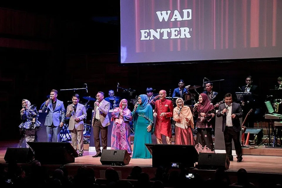 JALAN KENANGAN: Konsert Sukma Irama Layar Perak yang dijayakan (dari kiri) Nur Saliza Salleh, Elfee Ismail, R. Ismail, Rudy Djoharnaen, Siti Aminah Ismail (penerbit konsert), Datuk Yusni Hamid, Wahid Satay, Kamaliah Latiff, Siti Zahrah Mahmud dan Eddy Ali, memberi penghormatan kepada penyanyi latar dengan segmen khusus buat R. Ismail dan Momo Latiff. - Foto BH oleh NUR DIYANA TAHA