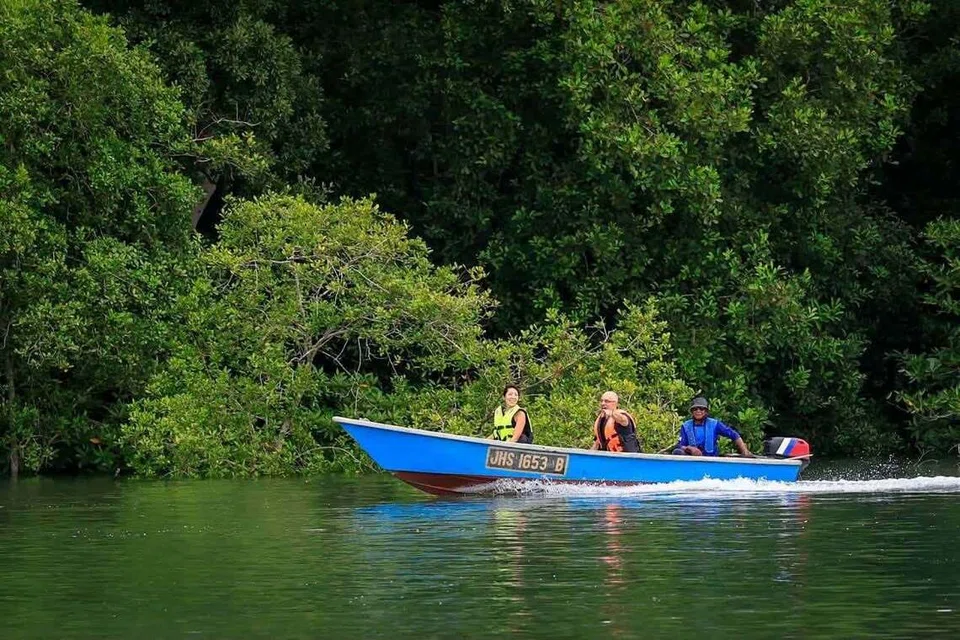 Pelancong juga boleh memilih untuk menyusuri hutan paya bakau Kampung Sungai Melayu di mana mereka akan diajar cara menangkap ketam dan menuai kupang di rumah penternakan kupang kampung berkenaan.