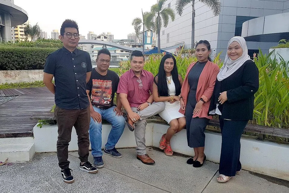 BERSAMA JAYAKAN KONSERT AMAL: (Dari kiri) Pemain kibod UR'S Herman Abdul Hamid, Encik Abdul Aziz, Encik Jufri Salim dan isterinya Cik Surayah Akbar, Mai Dhaniyah dan Cik Rusedah Tawahid antara mereka yang terlibat dalam konsert 'Projek Ikhlas' 26 Ogos ini. - Foto KRATON MUSIC PUBLISHING & ARTS
