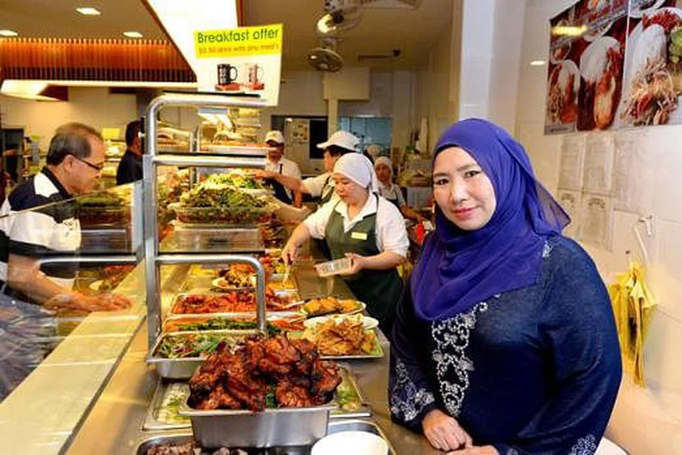 TIDAK ADA RAHSIA: Cik Mahiran Abdul Rahman (kanan) yang mewarisi Restoran Hajah Maimunah daripada ibunya menekankan bahawa resipi makanan yang dijual di restoran itu bukanlah resipi rahsia keluarganya. - Foto TUKIMAN WARJI
