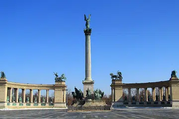 SEMAI JIWA PERKASA: (atas) Heroes Square menjadi ruang refleksi perjuangan pemimpin Hungary yang berani menegakkan kebenaran.