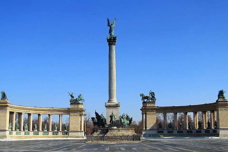 SEMAI JIWA PERKASA: (atas) Heroes Square menjadi ruang refleksi perjuangan pemimpin Hungary yang berani menegakkan kebenaran.