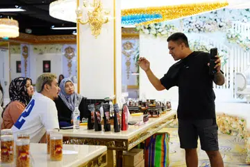 Rakan kerjasama pemasaran Pesta Dagang Trifecta yang dikenali sebagai Tauke Mango Bossku atau Encik Mohamad Hussin Said (kanan) sedang menjelaskan kepada peniaga yang terjejas akibat pembatalan acara tersebut tentang langkah yang perlu diambil.