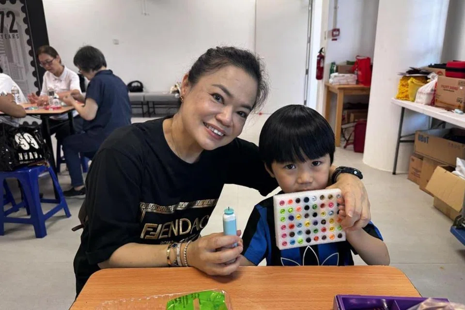 Lebih 30 penduduk dan sukarelawan berumur dari lima hingga 79 tahun telah berkumpul pada 21 Disember di Rangkaian Penduduk Margaret Drive untuk memasang karya seni ‘quilling’ menjelang sambutan menghitung detik di Queenstown.