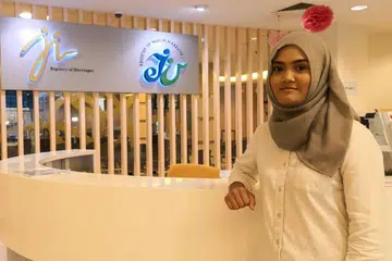 SENTUHAN PELAJAR: Cik Siti Nur Diyana teruja dapat menyumbang idea bagi kerja ubah elok yang bakal dijalankan di bangunan ROM dan ROMM tahun depan. - Foto BH oleh ERVINA MOHD JAMIL