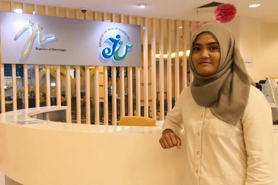 SENTUHAN PELAJAR: Cik Siti Nur Diyana teruja dapat menyumbang idea bagi kerja ubah elok yang bakal dijalankan di bangunan ROM dan ROMM tahun depan. - Foto BH oleh ERVINA MOHD JAMIL