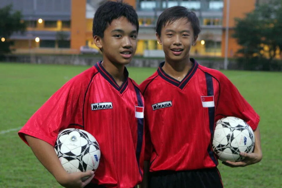 Gavin Lee (kanan) ketika berusia 15 tahun sudah menjadi anggota pasukan skuad bawah 15 tahun negara. Beliau dilihat bersama seorang lagi pemain yang seangkatan dengannya, Ho Junliang. 