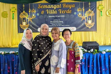 Sukarelawan dan ketua inisiatif perjumpaan Hari Raya bagi Rangkaian Penduduk (RN) Villa Verde, Cik Noorita Mohamed Hanapi (kiri), bersama penduduk yang menghadiri perjumpaan ‘Semangat Raya’ pada 2024.
