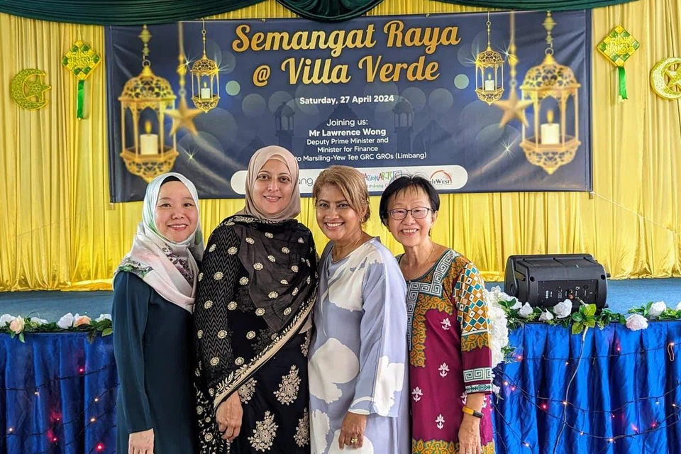 Sukarelawan dan ketua inisiatif perjumpaan Hari Raya bagi Rangkaian Penduduk (RN) Villa Verde, Cik Noorita Mohamed Hanapi (kiri), bersama penduduk yang menghadiri perjumpaan ‘Semangat Raya’ pada 2024.