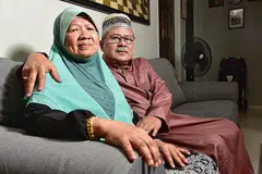 KE MANA TUMPAHNYA KUAH KALAU TIDAK KE NASI: Setelah 15 tahun Encik Suhairi Rasidin dan Cik Normahbi Awaludin menjadi ibu bapa titipan, seorang anak kandung mereka kini mengikut jejak langkah mereka menyertai skim tersebut. - Foto BH oleh DESMOND WEE