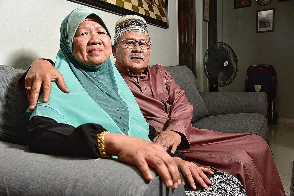 KE MANA TUMPAHNYA KUAH KALAU TIDAK KE NASI: Setelah 15 tahun Encik Suhairi Rasidin dan Cik Normahbi Awaludin menjadi ibu bapa titipan, seorang anak kandung mereka kini mengikut jejak langkah mereka menyertai skim tersebut. - Foto BH oleh DESMOND WEE