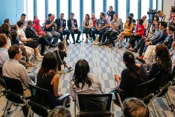 MENCAPAI KATA MUAFAKAT: Peserta yang menghadiri mesyuarat Panel Warga Negara mengenai Keharmonian Kerja-Kehidupan pada 28 September 2019 saling berkongsi pandangan. - Foto FAIL 