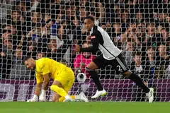 JARINGAN KEMENANGAN: Fulham berjaya menewaskan juara lima kali Tottenham dalam Piala Liga melalui sepakan penalti Kenny Tete.