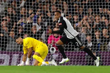 JARINGAN KEMENANGAN: Fulham berjaya menewaskan juara lima kali Tottenham dalam Piala Liga melalui sepakan penalti Kenny Tete.
