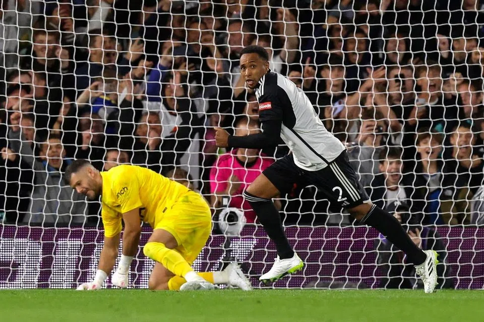 JARINGAN KEMENANGAN: Fulham berjaya menewaskan juara lima kali Tottenham dalam Piala Liga melalui sepakan penalti Kenny Tete.