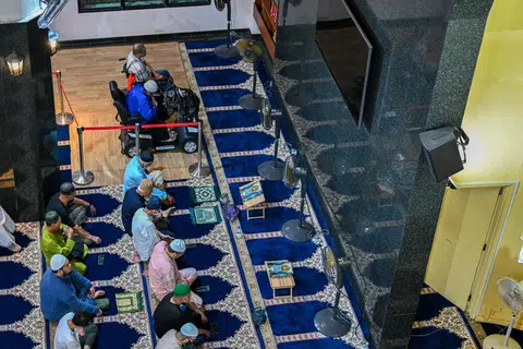 MESRA WARGA EMAS: Ruang khusus untuk pengguna kerusi roda atau skuter elektrik disediakan di bahagian kiri dewan solat. 