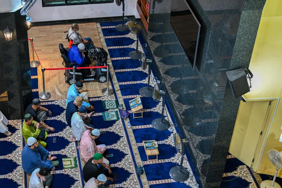 MESRA WARGA EMAS: Ruang khusus untuk pengguna kerusi roda atau skuter elektrik disediakan di bahagian kiri dewan solat. 