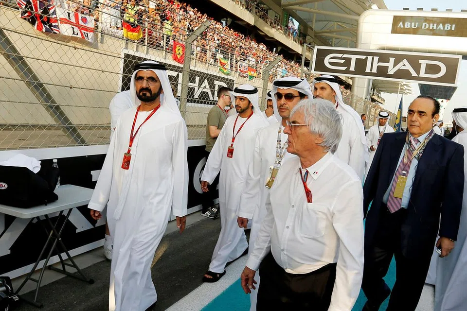 BERPENGARUH: Ecclestone dan Naib Presiden Amiriah Arab Bersatu Sheikh Mohammed bin Rashid al-Maktoum mengunjungi litar Yas Marina sebelum perlumbaan Grand Prix Abu Dhabi tahun lalu. - Foto REUTERS 