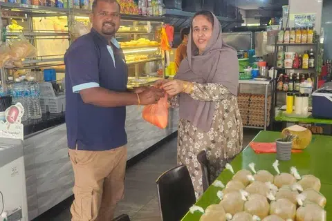 Agihan bubur Ramadan bermula pada sekitar 4 petang. Cik Nazima mengagihkan bubur kepada pengunjung pada hari pertama berpuasa pada 19 Februari. 