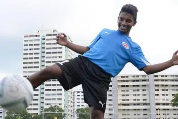 PENYERANG CEMERLANG: Muhd Shahrul Shah Mohd Alsa, 15 tahun, pernah menyumbatkan lima gol dalam satu perlawanan bola sepak. - Foto-foto TAUFIK A. KADER