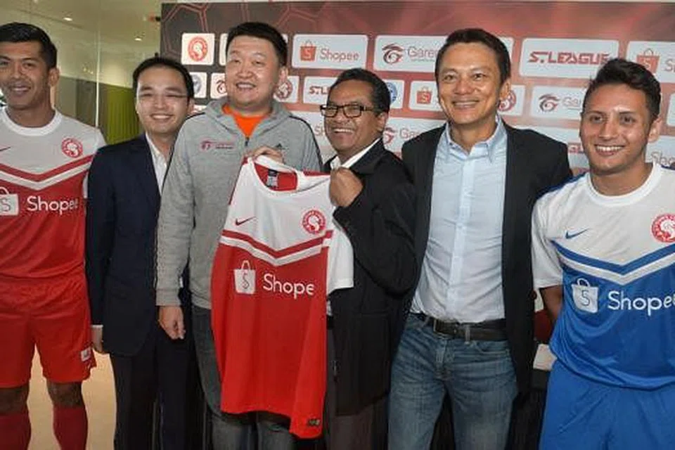 KERJASAMA BANGUN BAKAT SETEMPAT: Pemain Garena Young Lions, Khairul Amri (kiri) dan Marcus Wheeler (kanan), bergambar bersama (dari kiri) pengarah bersekutu jabatan korporat dan strategi Garena, Encik Howard Soh; Encik Forrest Li, Encik Zainudin, dan Setiausaha Agung FAS, Encik Winston Lee, di majlis perasmian tajaan semalam. - Foto-foto THE STRAITS TIMES