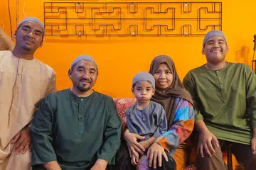 Encik Muhammad Ilhami Kalil (dua dari kiri) dan isterinya, Cik Marlia Sanwan, menggalakkan anak-anak mereka, (dari kiri) Muhammad Afiq Hakim, Muhammad A’kif Rizqeen dan Muhammad Alif Qusairy melakukan kerja sukarelawan agar dapat rasai nikmat kepuasan membantu sesama manusia dan bersyukur dengan apa yang mereka ada.