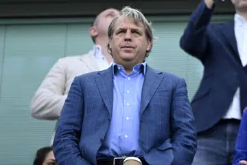 BELANJA BESAR: Sejak Todd Boehly (atas) mengambil alih kelab itu pada musim panas 2022, Chelsea telah membelanjakan sekitar £430 juta lebih banyak daripada Manchester United.
