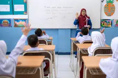 Langkah mewajibkan bahasa Inggeris di sekolah rendah menandakan usaha serius pemerintah meningkatkan kecekapan bahasa asing dan mempersiapkan pelajar menghadapi persaingan sejagat. Namun, memperkenalkan bahasa Portugis sebagai ‘bahasa asing prioriti’ mencetuskan perdebatan.