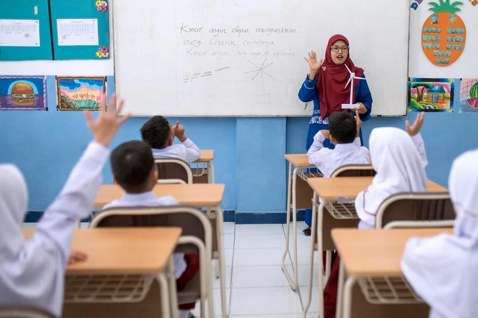 Langkah mewajibkan bahasa Inggeris di sekolah rendah menandakan usaha serius pemerintah meningkatkan kecekapan bahasa asing dan mempersiapkan pelajar menghadapi persaingan sejagat. Namun, memperkenalkan bahasa Portugis sebagai ‘bahasa asing prioriti’ mencetuskan perdebatan.