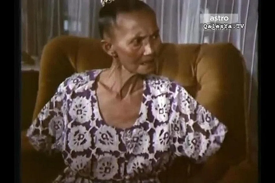 DISAYANGI DAN DISENANGI: Mak Enon yang sering diberi watak pembantu becok, garang, lucu atau bersahaja sering mengikuti rombongan pelakon Malaysia ke festival filem di dalam dan luar negara sekitar tahun 1970-an dan 1980-an. - Foto ARKIB FILEM MELAYU