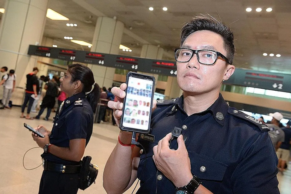 LEBIH CEKAP: Alat mudah alih yang mempunyai keupayaan ABBSS digunakan pegawai ronda dan ia dapat mengesan mereka yang dicari penguasa sebelum mereka tiba di kaunter imigresen. - Foto SPH