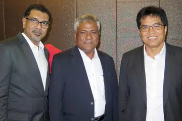 SEDIA KONGSI PENGALAMAN DAN NASIHAT: Dato' Zain Abdullah (tengah) bersama ketua misi perdagangan DPPMS, Encik Abdul Kadir Abdul Hamid (kiri), dan Ketua Pegawai Eksekutif UMLand dan J-Biotech Park Sdn Bhd, Encik Mohd Noor Abdul Salam. - Foto ATIYYAH MOHD SAID