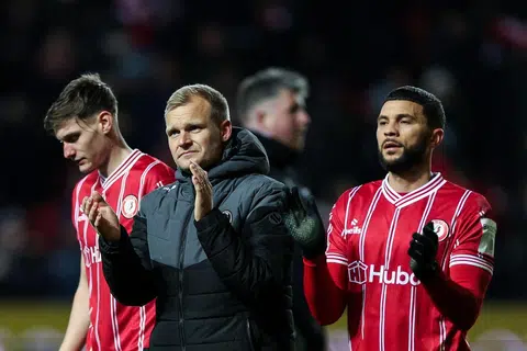 HARGAI SOKONGAN: Pengurus Bristol City, Liam Manning (tengah), mengucapkan terima kasihnya kepada pemain dan peminat yang memberi sokongan kepada skuadnya, yang menyingkirkan West Ham untuk melangkah ke pusingan keempat Piala FA. 