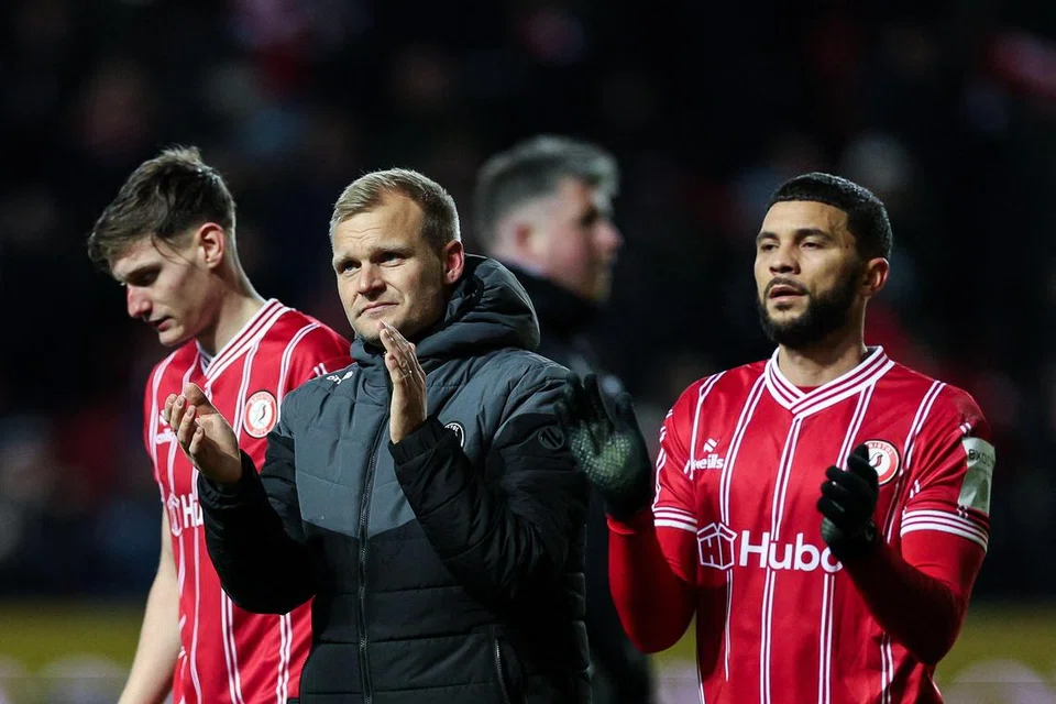 HARGAI SOKONGAN: Pengurus Bristol City, Liam Manning (tengah), mengucapkan terima kasihnya kepada pemain dan peminat yang memberi sokongan kepada skuadnya, yang menyingkirkan West Ham untuk melangkah ke pusingan keempat Piala FA. 