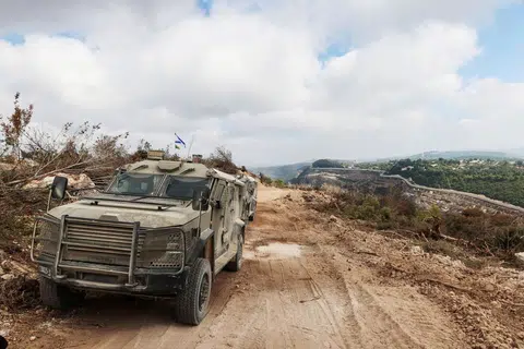 Kenderaan tentera Israel dilihat di selatan Lebanon  pada 13 Oktober sebagai sebahagian daripada pencerobohan dalam konflik antara Hezbollah dengan Israel.