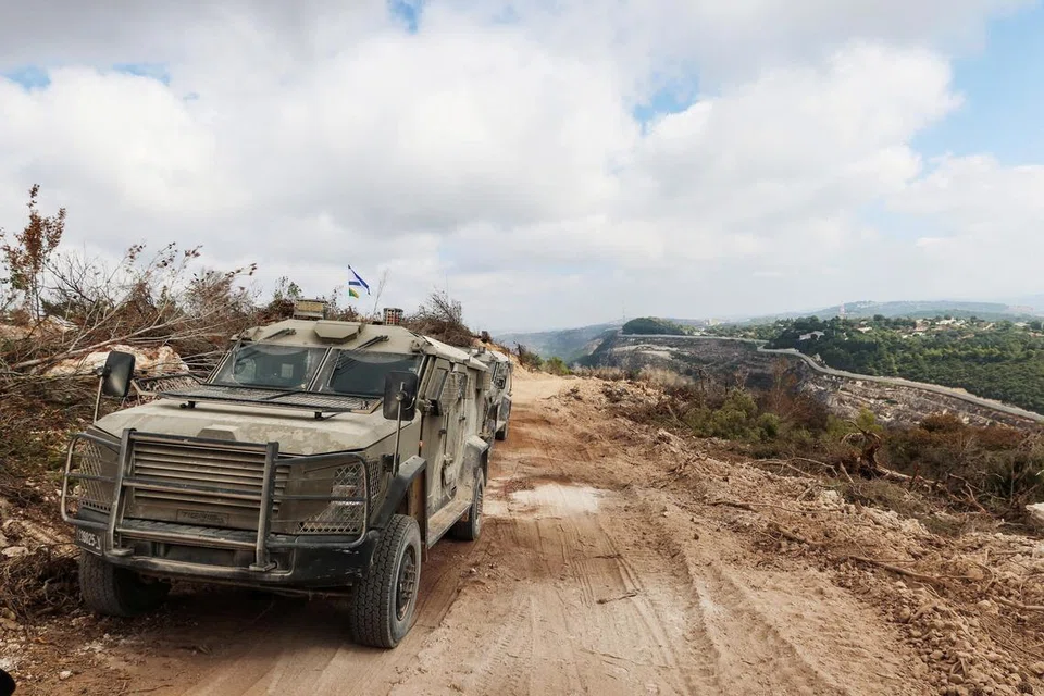 Kenderaan tentera Israel dilihat di selatan Lebanon  pada 13 Oktober sebagai sebahagian daripada pencerobohan dalam konflik antara Hezbollah dengan Israel.