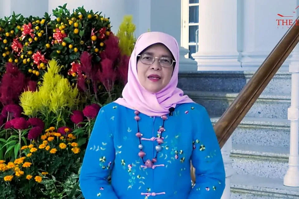 AMAL JARAK SELAMAT: Presiden Halimah mengingatkan agar tetap mengamalkan jarak selamat dalam perayaan Tahun Baru Cina kerana membangun imun mengambil masa. - Foto FACEBOOK HALIMAH YACOB