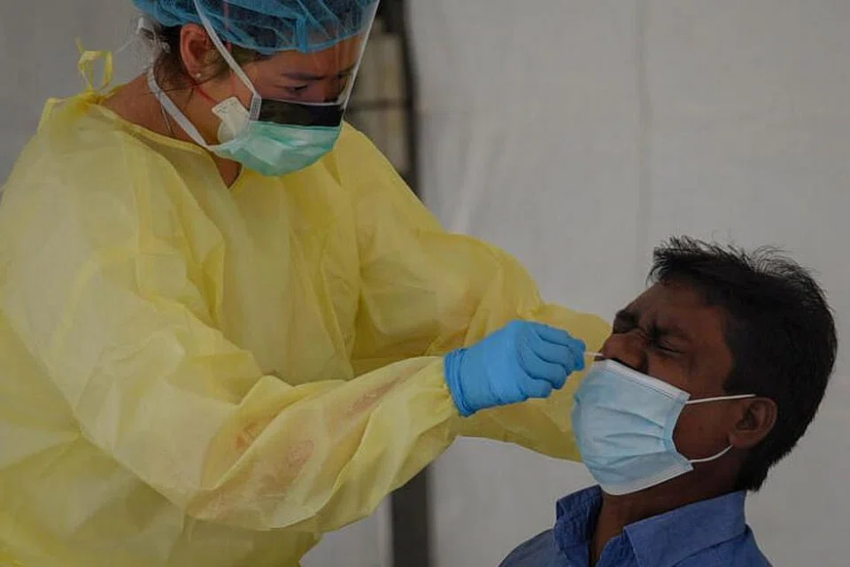 Enam kes pemegang pas kerja dan permit kerja antara kes baru Covid-19 dalam masyarakat. - Foto MARK CHEONG