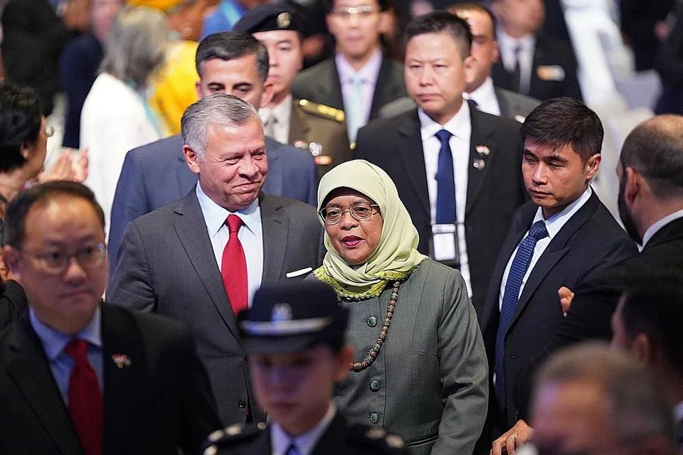 BERSAMA RAJA JORDAN: Raja Jordan, Raja Abdullah II, disambut Presiden Halimah Yacob apabila beliau tiba pada hari kedua ICCS untuk menyampaikan ucaptama. - Foto ICCS