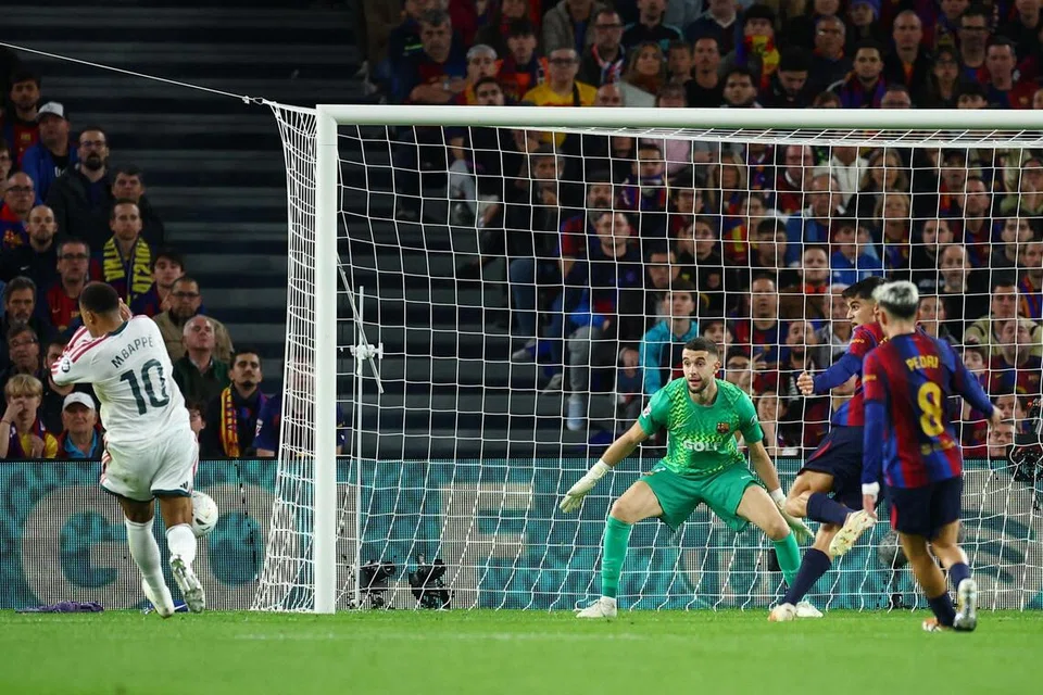 Bintang sensasi Real Madrid, Kylian Mbappe (kiri) menjaringkan gol pembukaan pasukannya dalam pertembungan La Liga menentang Barcelona di Stadium Camp Nou, Sepanyol, pada 25 Oktober.