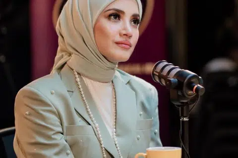 Pengasas, yang juga Pengarah Urusan Obor Holding Sdn Bhd, Encik Lim Boon Hai, sangat kecewa dengan apa yang sudah dilakukan pelakon dan usahawan, Nur Fazura Sharifuddin, dan menyifatkannya sebagai pengalaman terburuk dan paling serius pernah dilalui.