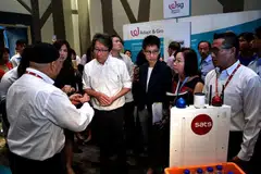 Sebuah kenderaan bergerak sendiri (AGV) dari Sats menunjukkan jalan kepada Menteri Tenaga Manusia Lim Swee Say semasa pameran kerjaya di Hotel Crowne Plaza di Lapangan Terbang Changi pada 8 Feb 2017. 