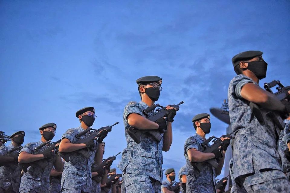 'LAUT BIRU': Antara lain, pasukan kontinjen RSN turut menyertai upacara perbarisan Hari Kebangsaan. - Foto BM oleh MARK CHEONG