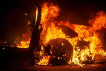 Sebuah kereta musnah terbakar selepas serangan udara Israel di Jalan Al-Rashid berhampiran pantai di selatan Bandar Gaza pada 3 Ogos 2026. Menurut Kementerian Kesihatan Gaza, dua rakyat Palestin terbunuh dalam serangan itu, ketika penduduk Gaza menyifatkan dakwaan Presiden Amerika Syarikat, Donald Trump mengenai kemajuan pelan damai sebagai tidak sejajar dengan realiti di lapangan, dengan serangan Israel terus berlaku dan proses pengunduran tentera serta pelucutan senjata Hamas masih berdepan kebuntuan.