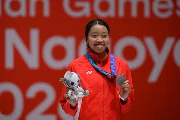 Pemenang pingat perak dari Singapura, Kiria Tikanah Abdul Rahman, sewaktu upacara penyampaian pingat selepas perlawanan akhir acara epee individu wanita di Aichi Sky Expo, Jepun, pada 22 September.
