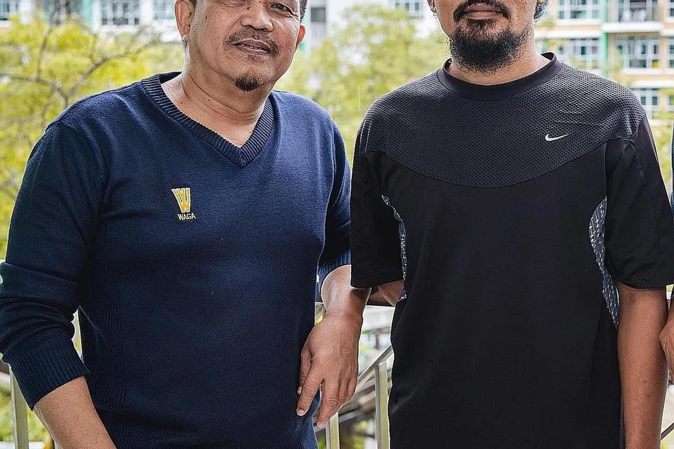 DARI GELANGGANG TAKRAW KE ARENA MUZIK: Mantan jurulatih skuad nasional sepak takraw di Singapura, Salleh Nanang (kiri) mencipta lagu dan menulis lirik 'Tak Kembali' sebagai memperingati arwah isterinya. Bersamanya ialah pemuzik rok, Shafiq Kamis, yang membantu menyusun semula irama lagu ini. - Foto BH oleh NUR DIYANA TAHA